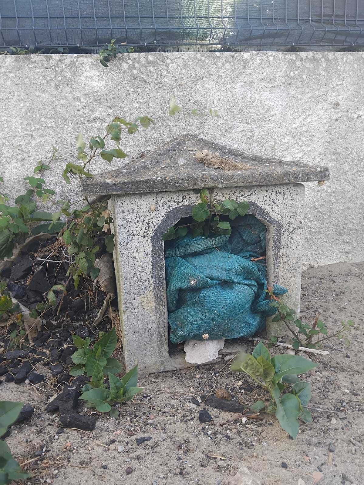 Casota para cão em cimento, impecável.