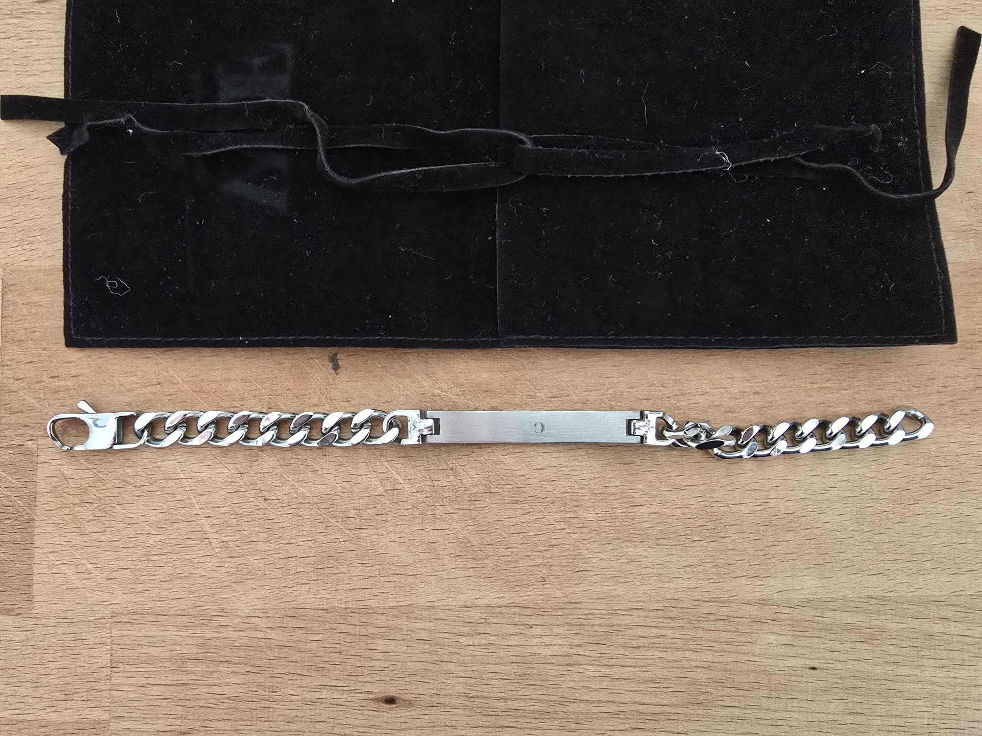 Pulseira em aço.