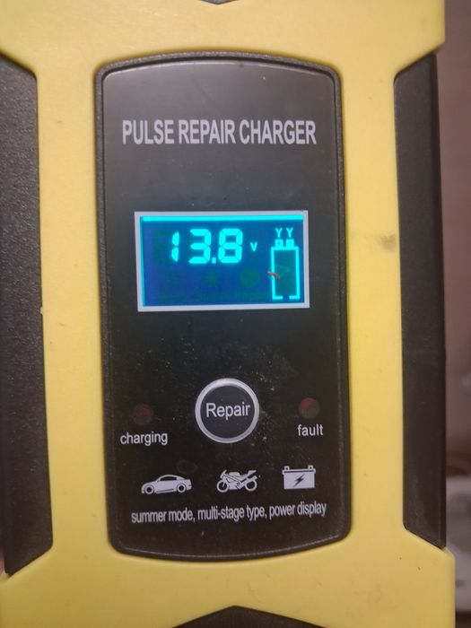 Зарядний пристрий під Акб 12 в. Автоматичний.