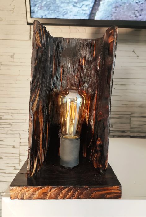 Lampka nocna drewniana,  opalona z ozdobną żarówką.