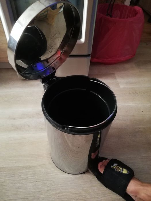 Mały śmietnik do pokoju