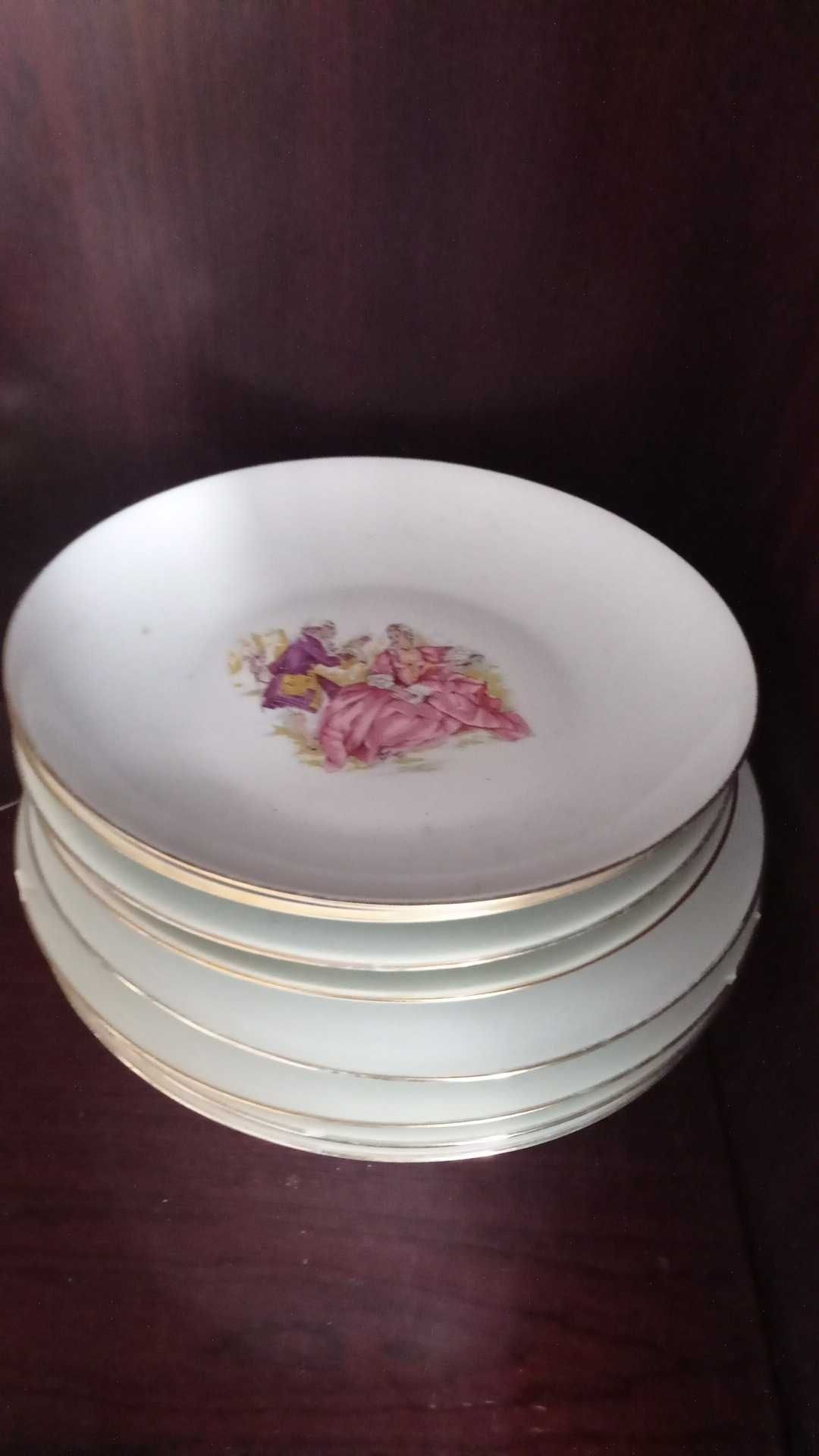 Vendo pratos, copos, canecas e objetos decorativos