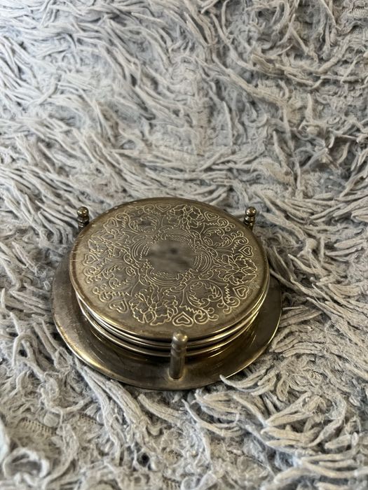 Metalowe podkladki pod kubki