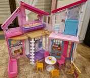 Domek Malibu dla lalki Barbie.