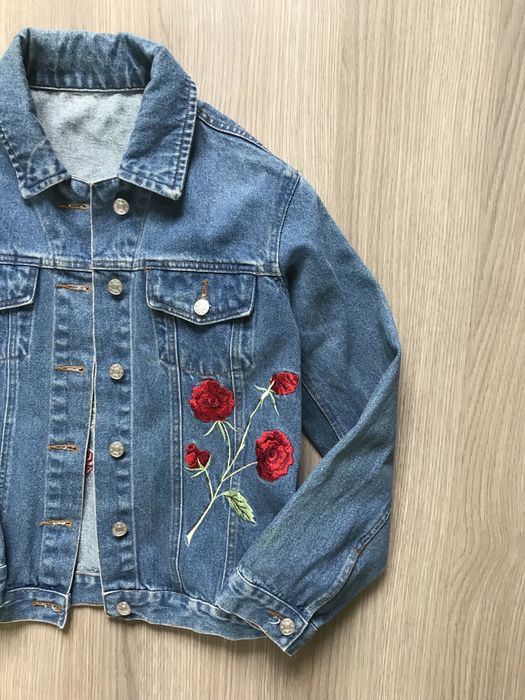 Джинсовка жіноча синя з вишивкою