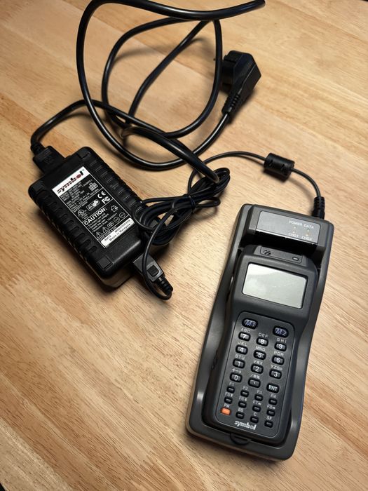 Retro zestaw elektroniki, m.in. telefon, czytnik kodów, itd.
