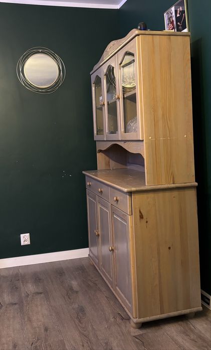 Sosnowy kredens zielony