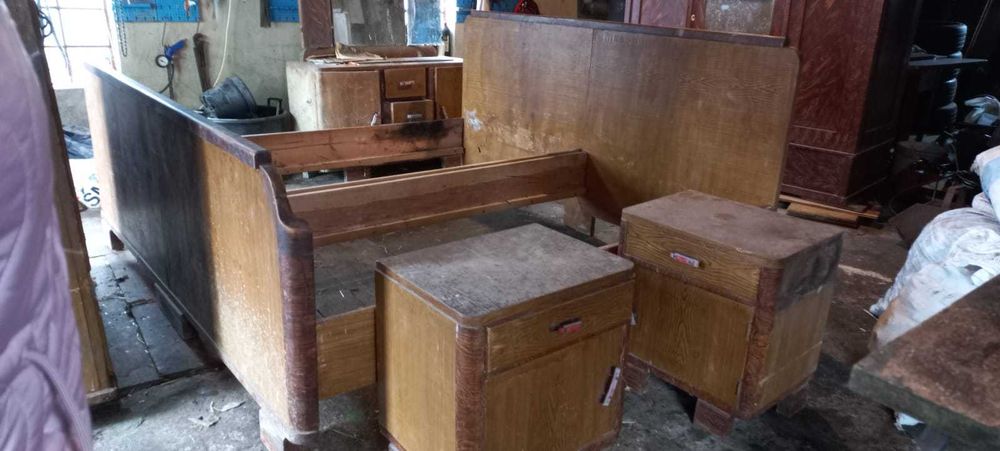Stare łóżko ze stolikami nocnymi