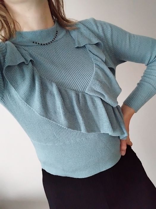 Sweter Gina Tricot XS S niebieski falbany wiskoza