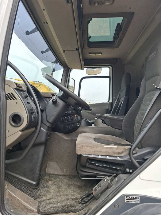 Camião DAF 75 6x2 com GRUA