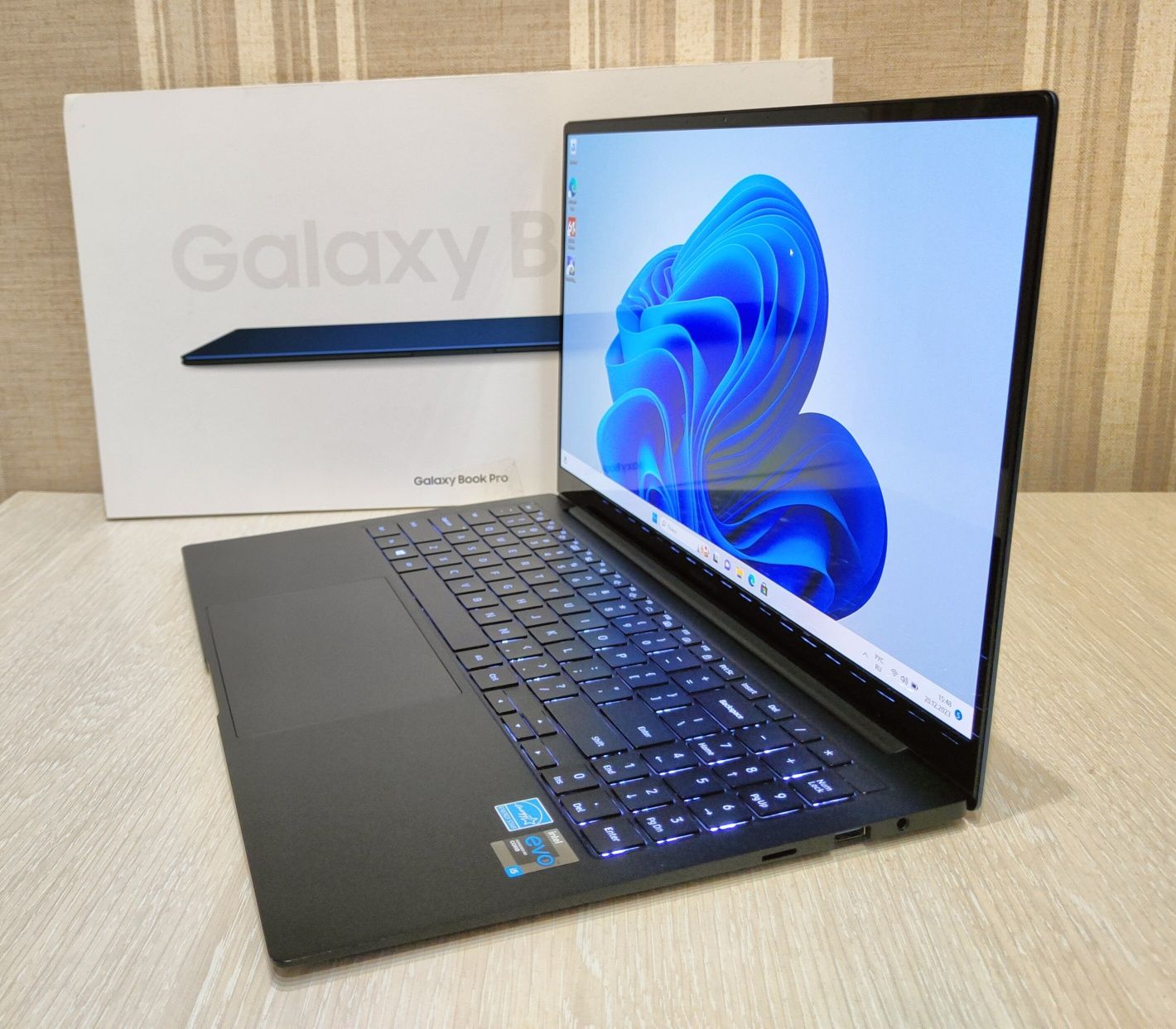 Samsung Galaxy Book Pro 15.6" AMOLED Core i5-1135G7 8Gb DDR4 512Gb SSD