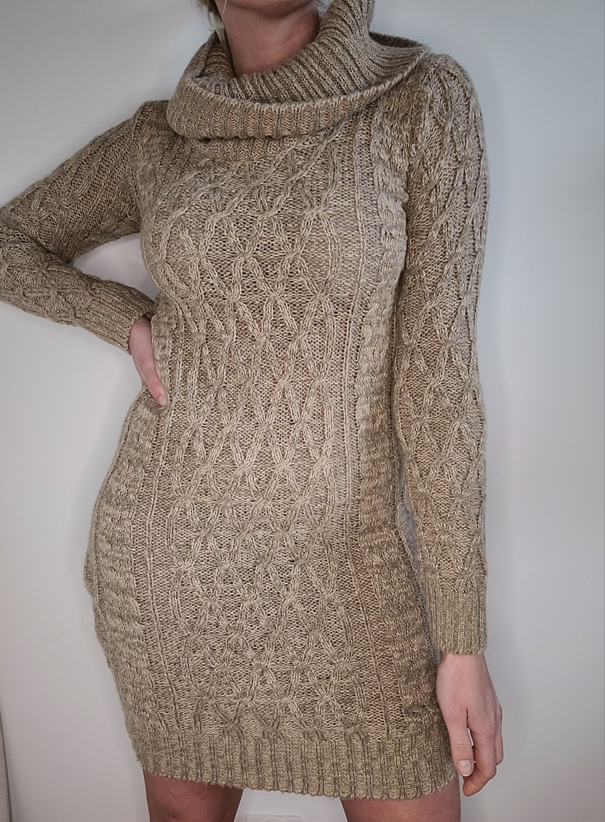 Beżowa sweterkowa sukienka warkocze Lipsy London