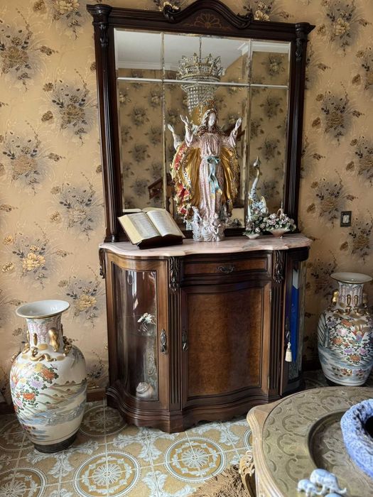 Móvel de entrada em madeira mogno com topo de mármore rosa