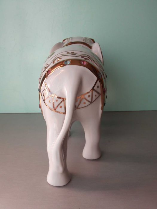 Elefante em porcelana, com pedrinhas de cores, usado