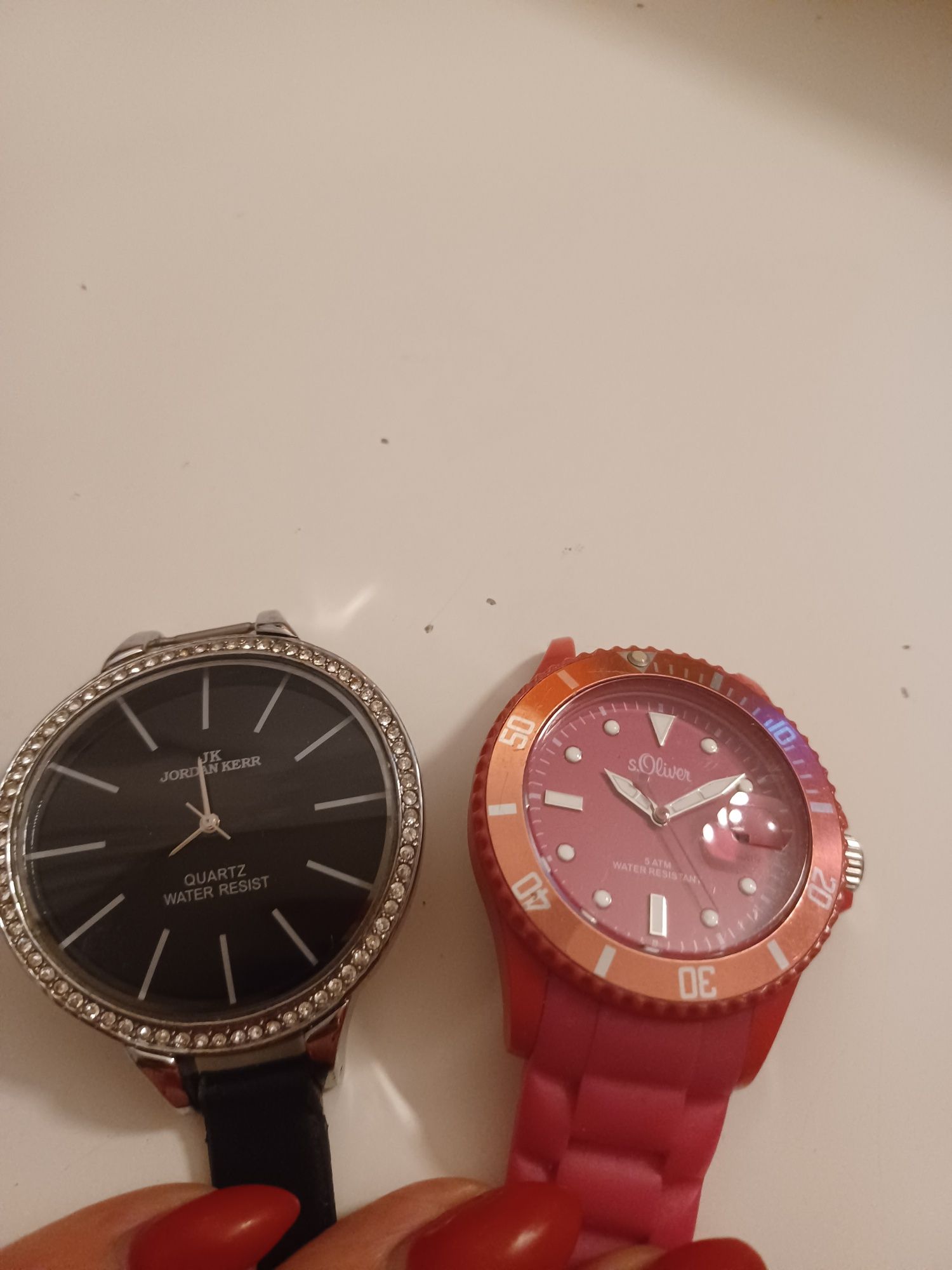 Dwa damskie zegarki