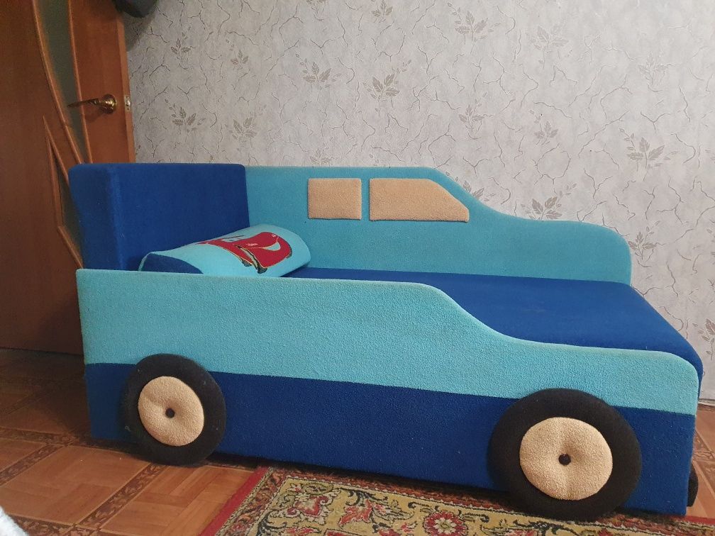 Дитячий диван у вигляді машинки б/у.Лише Харків та самовивіз