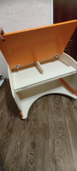 Стіл та стільчик