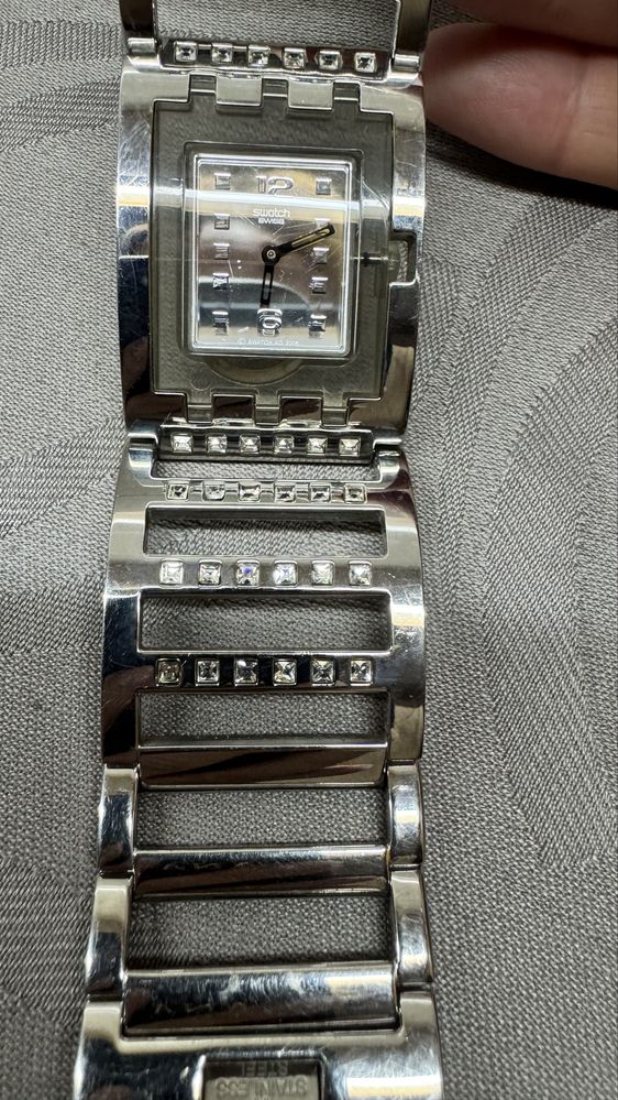 Relogio senhora Swatch com cristais na pulseira
