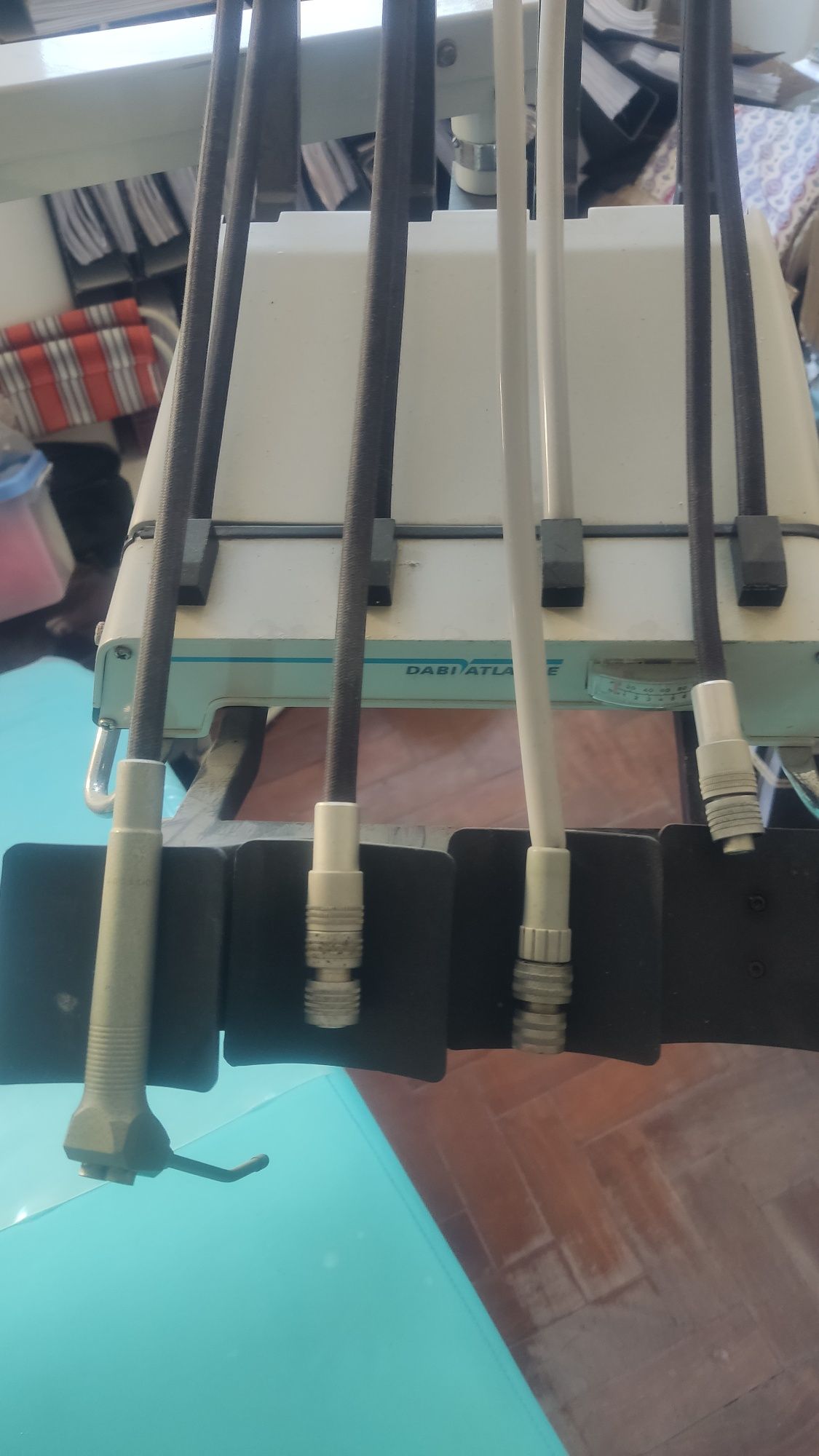 Cadeira de dentista com acessórios