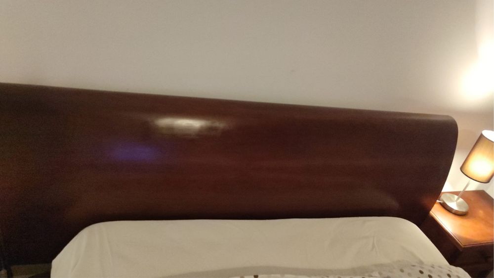 Conjunto de cama + 2 mesas de cabeceira – Bom estado