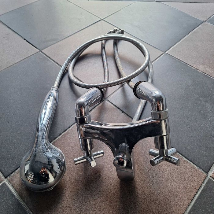 Bateria wannowa z wężem