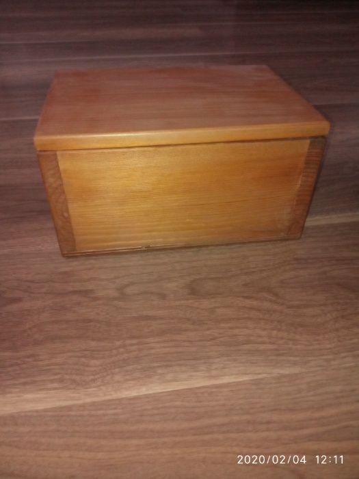 Skrzynka solidna na różne dokumenty, wspomnienia itd. z drzewa