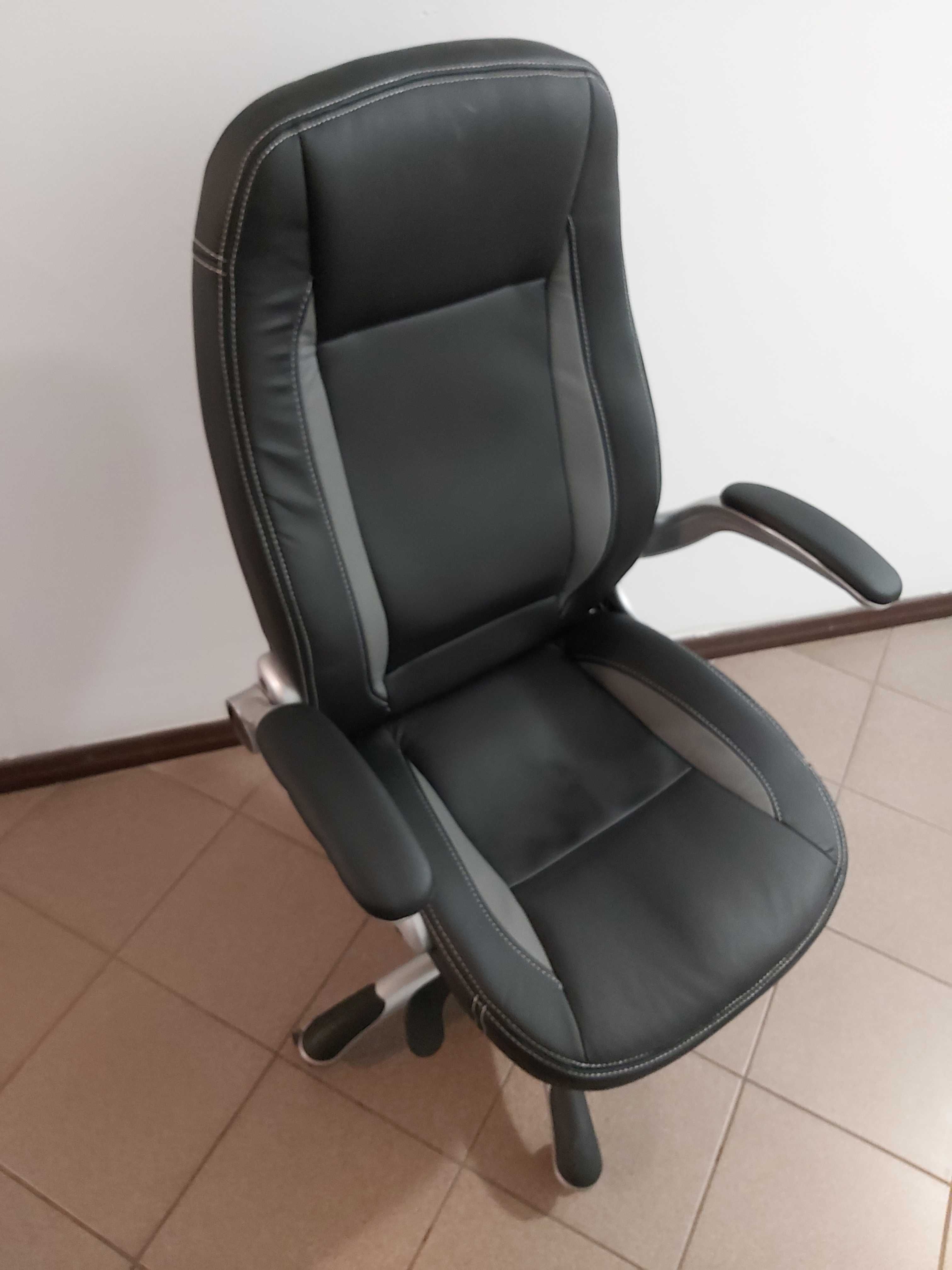 Czarny fotel biurowy obrotowy z regulacją wysokości i nachylenia