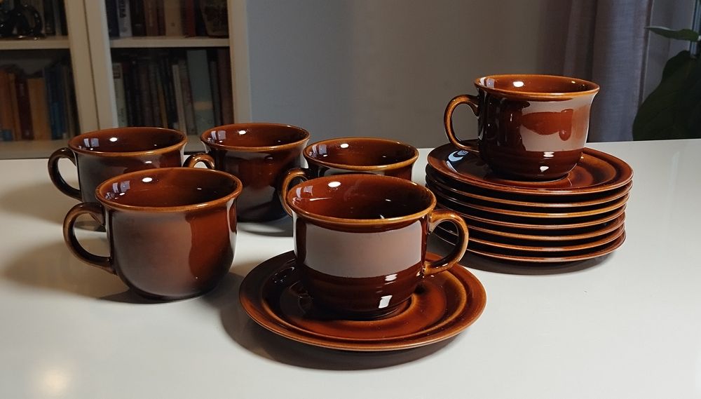 Filiżanki i spodki, brązowy porcelit, PRUSZKÓW