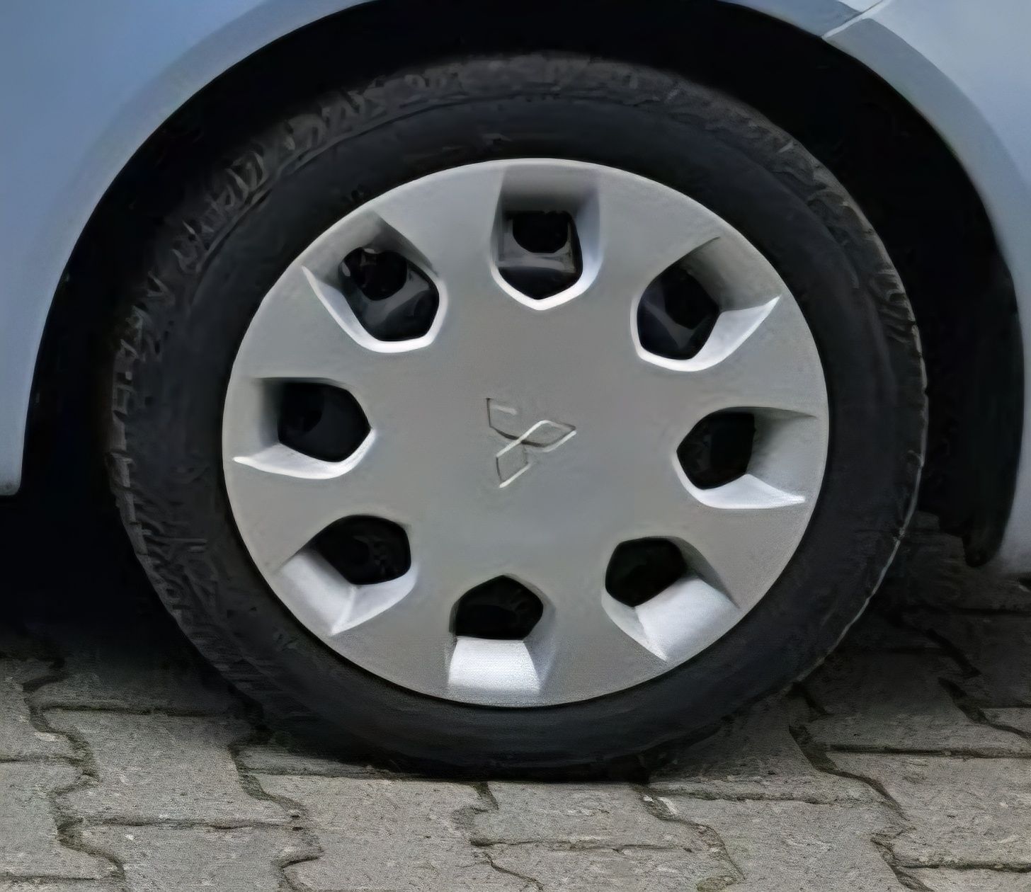 4xfelgi r15 + kołpaki orginalne Colt 6 mitsubishi, Smart Forfour