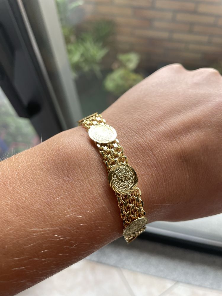 Conjunto de joias dourado com medalhas