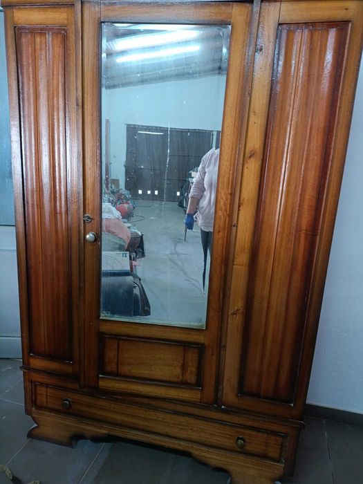 Vende- se Roupeiro antigo para desocupar