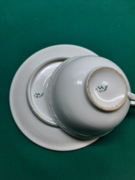 Chávenas de chá e tijelas