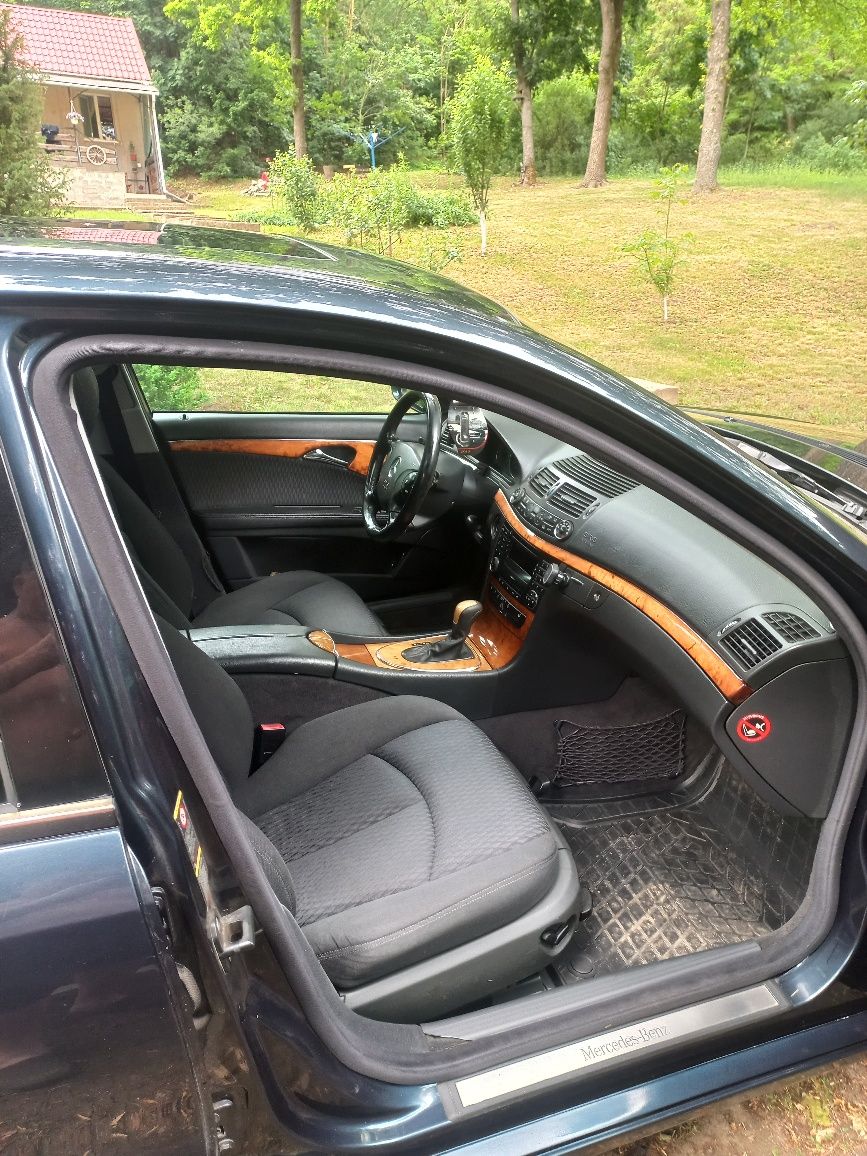 Mercedes-Benz E-Class W211