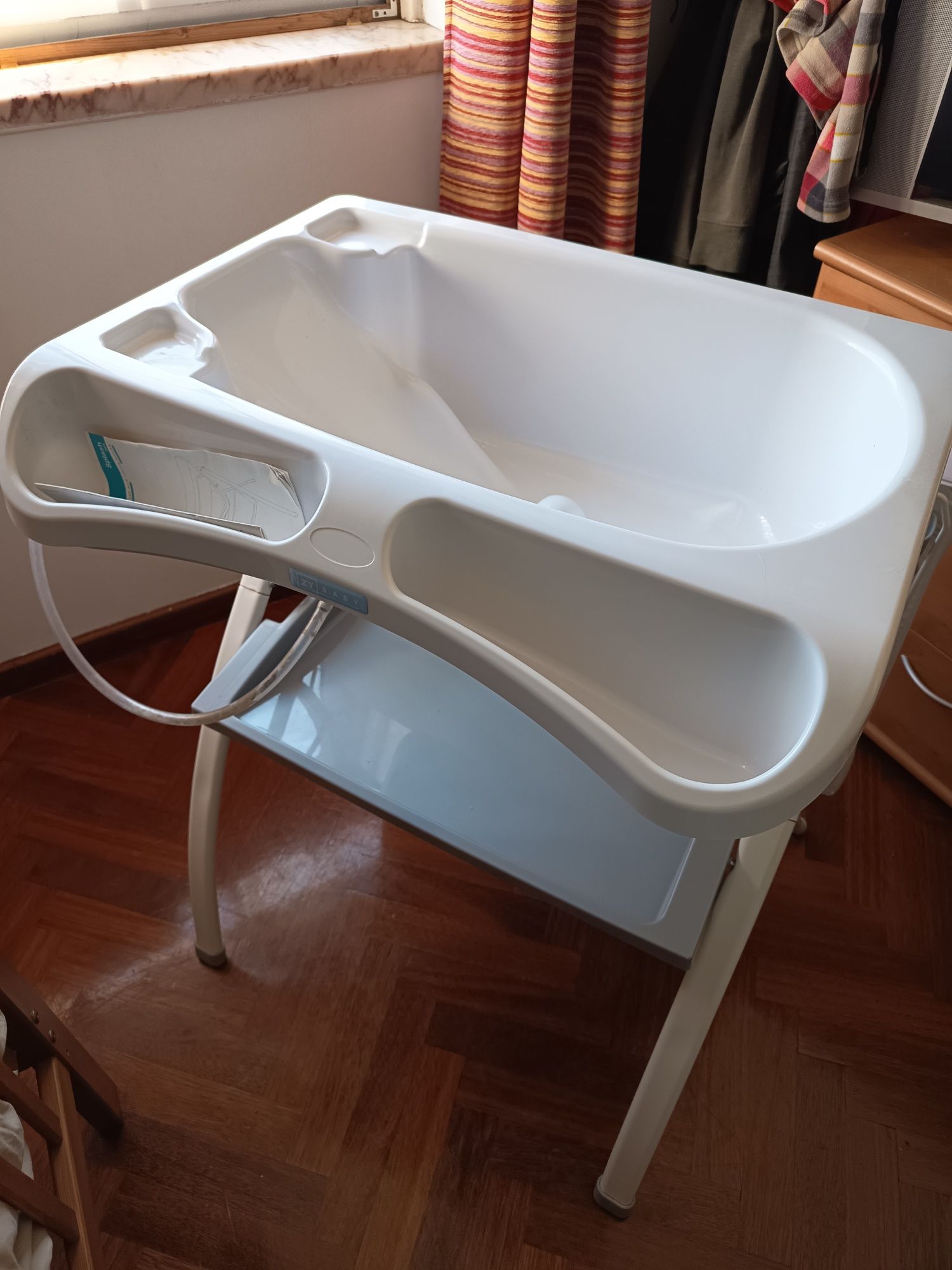 Banheira com muda de fraldas de bebé