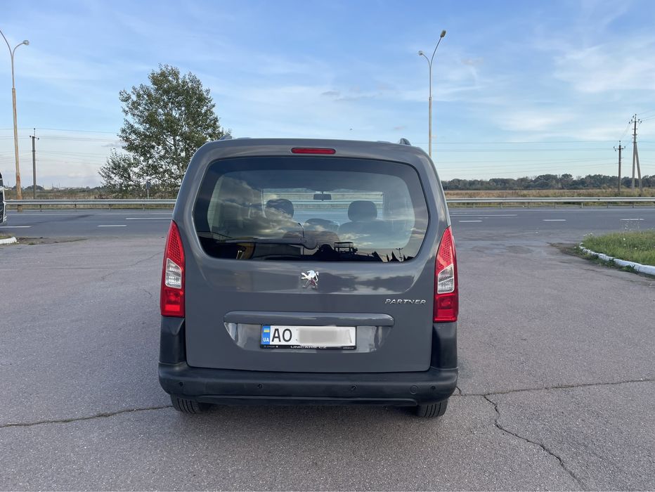 ч Peugeot Partner 2017 року випуску пасажир
