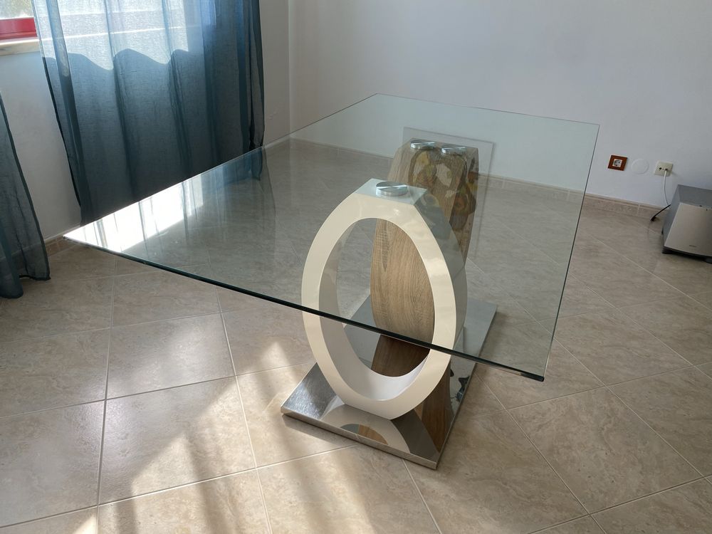 Mesa de jantar com tampo em vidro