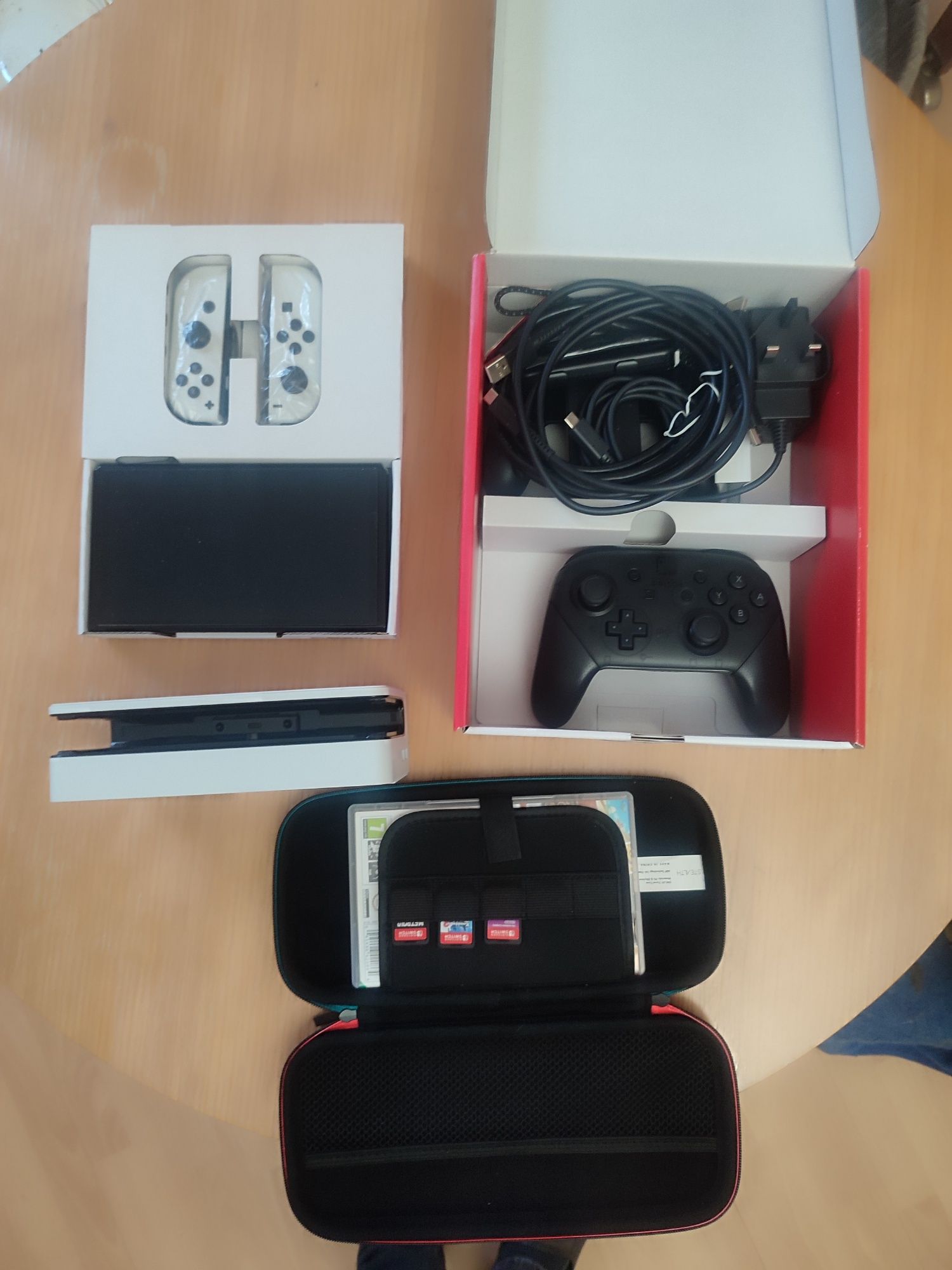 Продам белый Nintendo Switch OLED