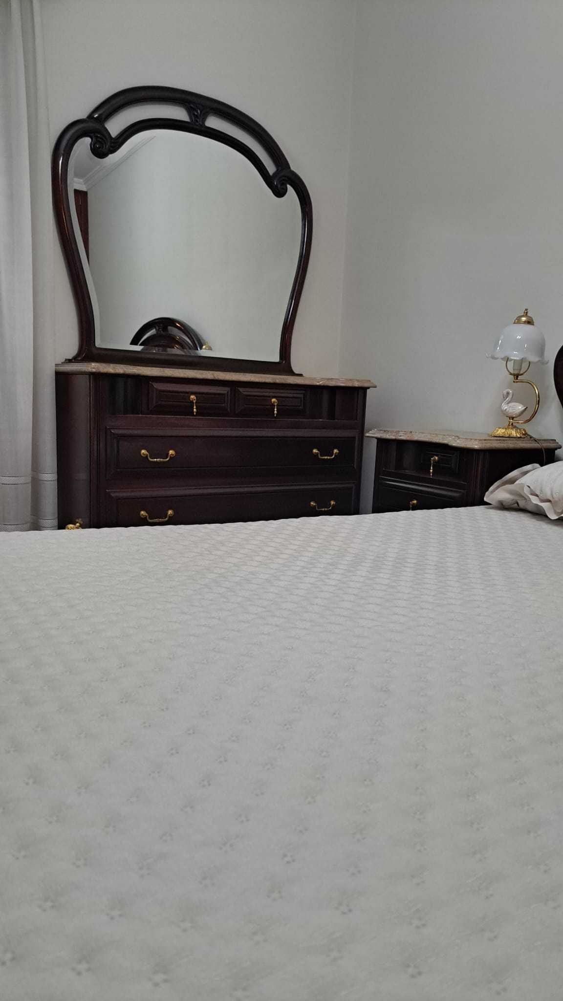 Quarto de casal em mogno em bom estado.