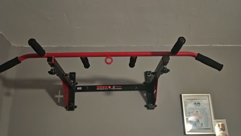 Drążek do podciągania plus miejce na worek bokserski.