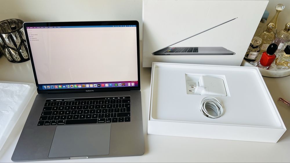 Apple Macbook pro A1990