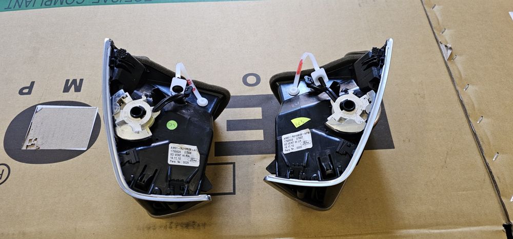 Kratki wentylacji prawa i lewa komplet Ford C-Max MK2 AM51-R018B08-AFW