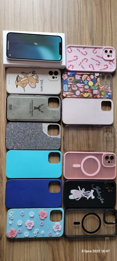Iphone 12, gratis 15xcase.  Stan wizualny bdb