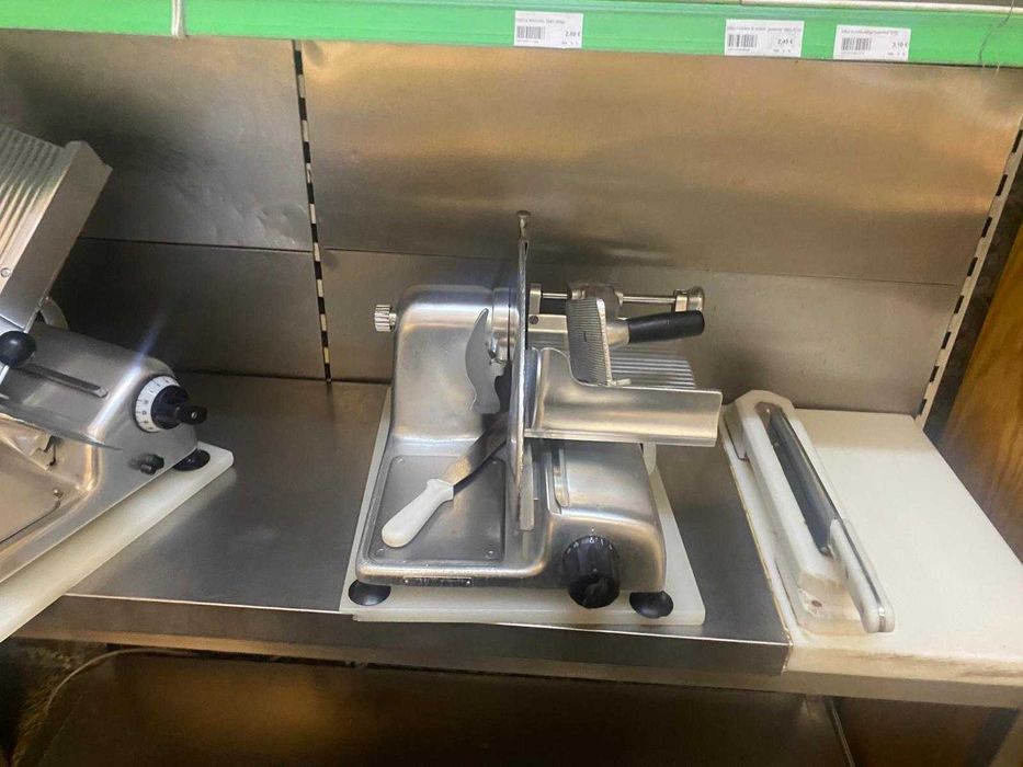 Bancada e prateleiras em Inox com faca de bacalhau