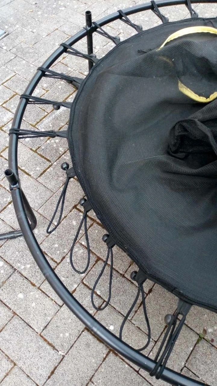 Trampolina dla jednego dziecka mała stan bardzo dobry .