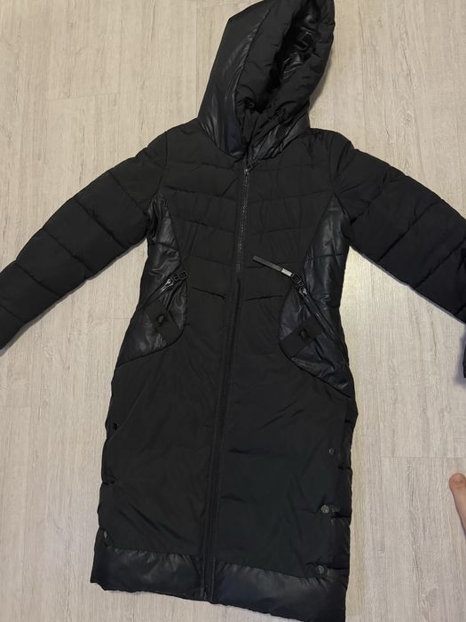 Жіноче пальто-пуховик чорне