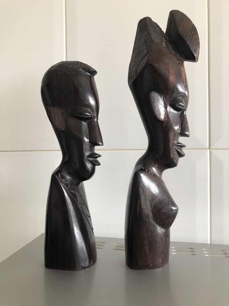 Casal / Par de estatuetas africanas em pau santo. Anos 70