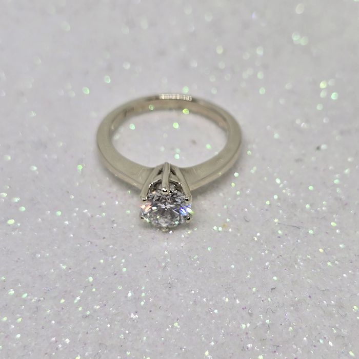 GIA 1,01 ct H/VS1 натуральним діамантом.. Золота каблучка.