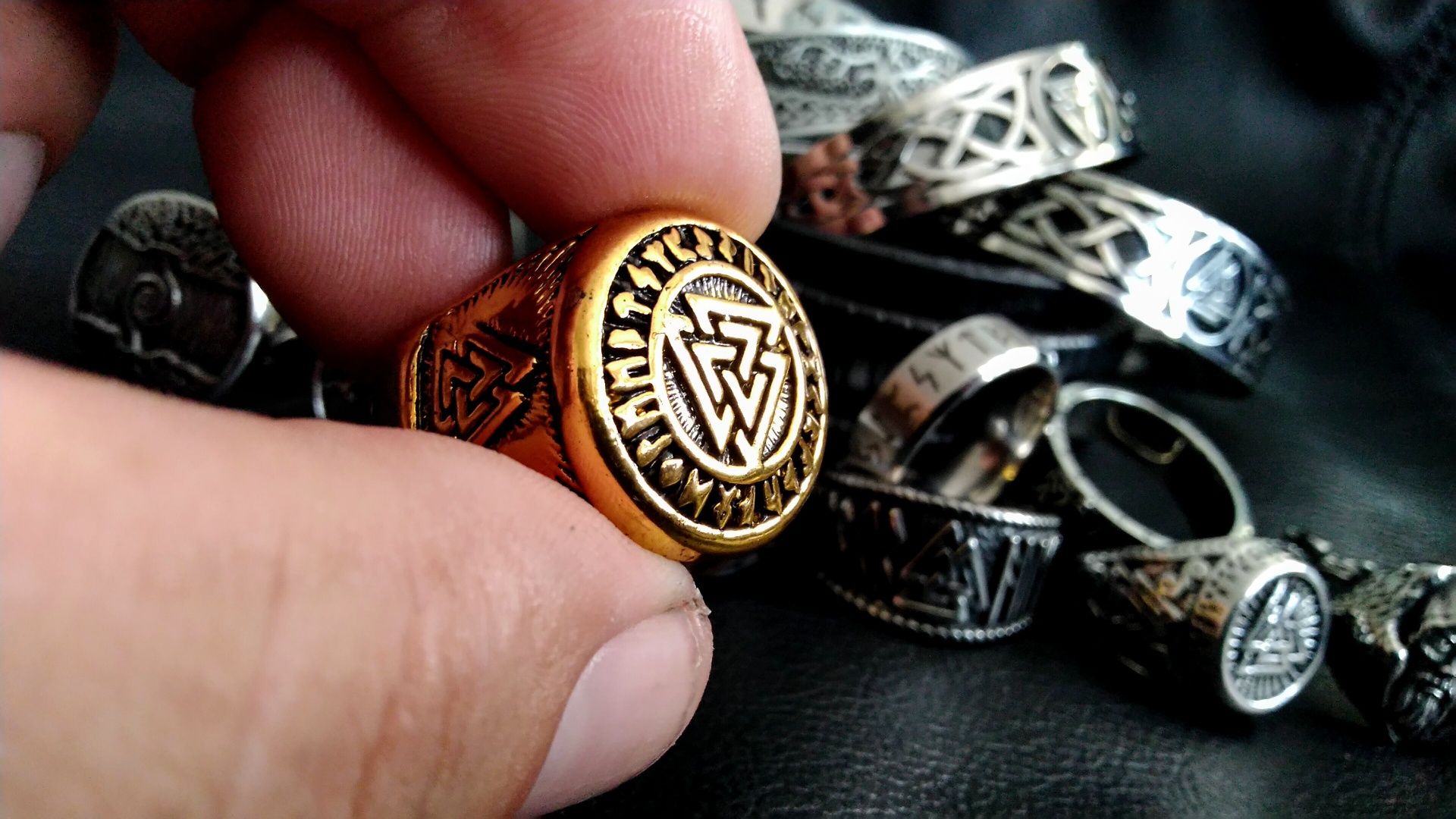 Sygnet pierścień nordycki styl wikinga symbol runiczny Valknut złoty