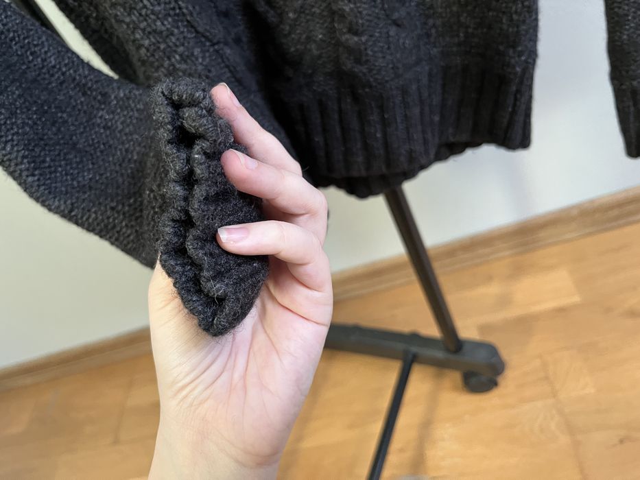 Czarny welniany sweter