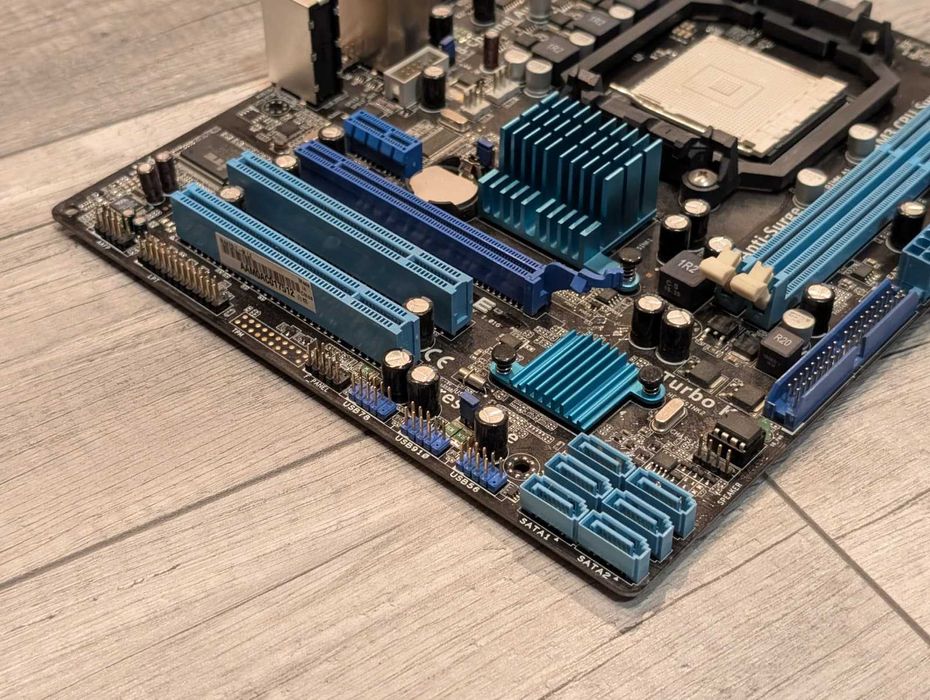 Asus M4A78LT-M LE, socket AM3, 2xDDR3, PCIe 2.0 x16, LAN, AMD GPU